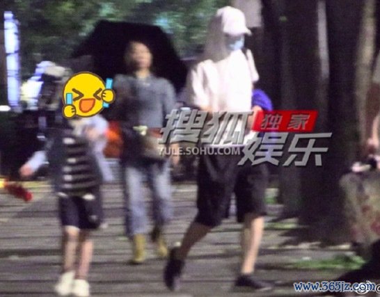葛优带男儿外出吃饭 温馨画面曝光